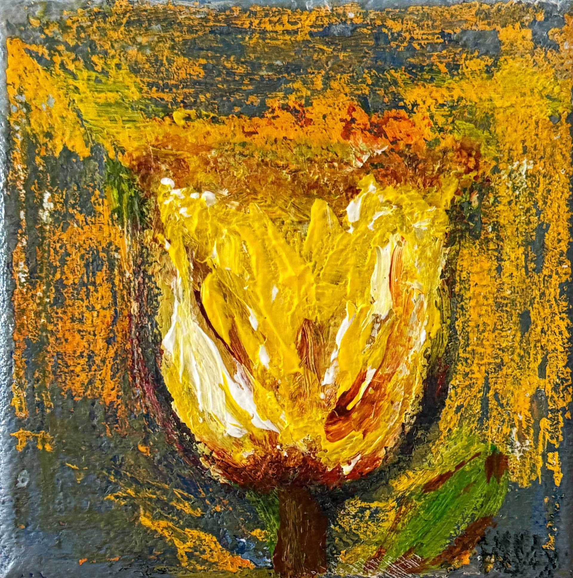 Abstract schilderij van een gele en oranje bloem tegen een donkerblauwgroene achtergrond.
