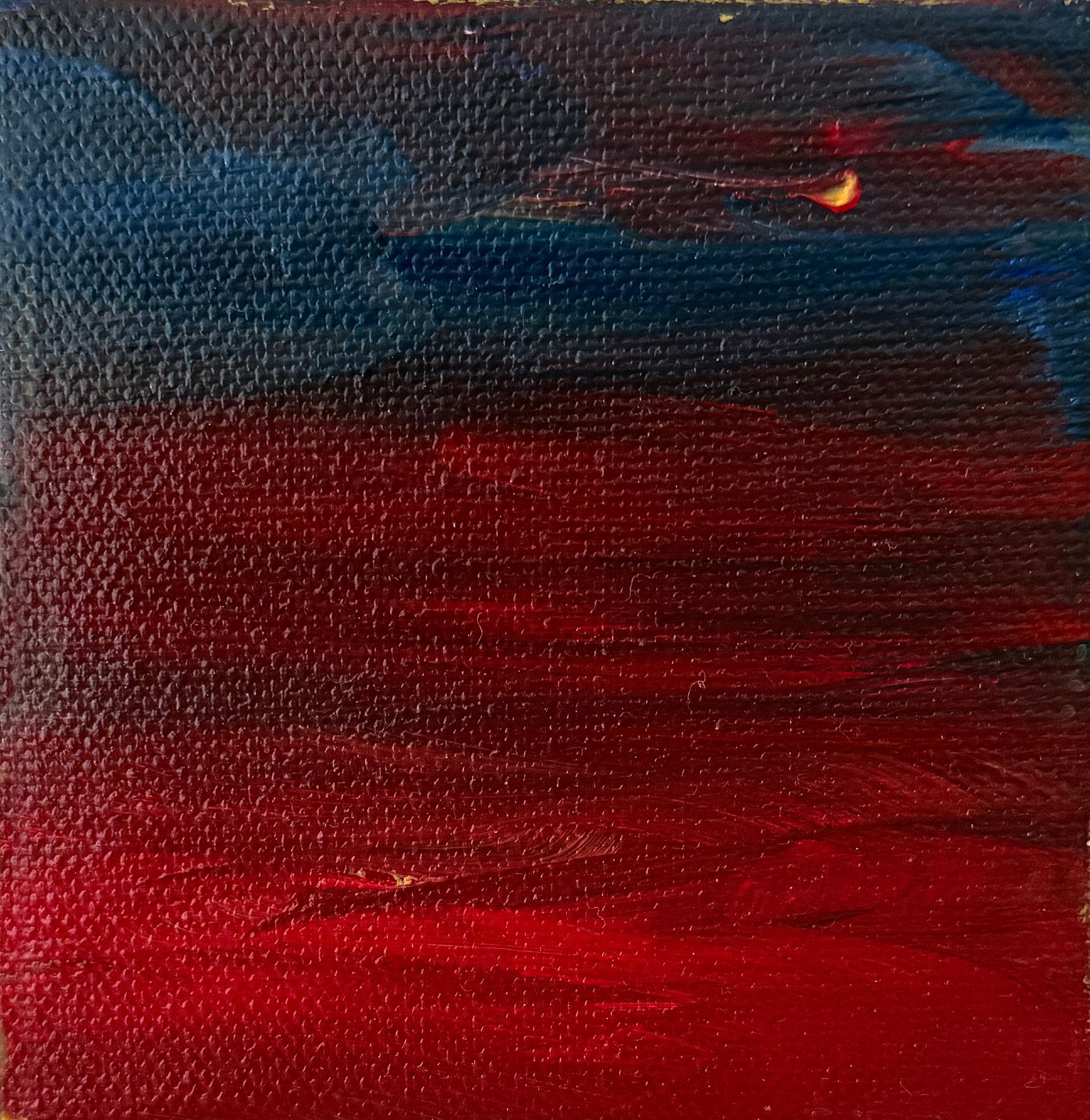 Abstract schilderij met dieprode en blauwe horizontale penseelstreken en een klein gloeiend oranje lichtje rechtsboven.