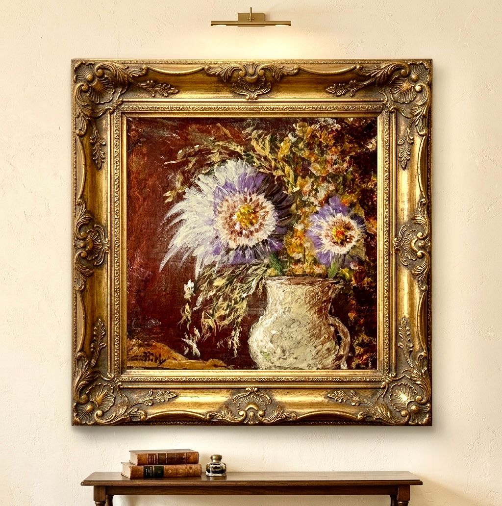Ingelijst schilderij met paarse bloemen boven een houten consoletafel tegen een beige muur.