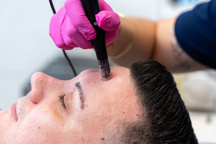 ein Schwarz-Weiß-Foto einer Frau mit langen Haaren