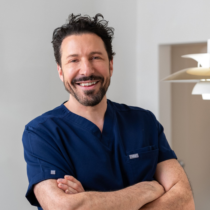 ein schminktisch mit einem stuhl und einem spiegel