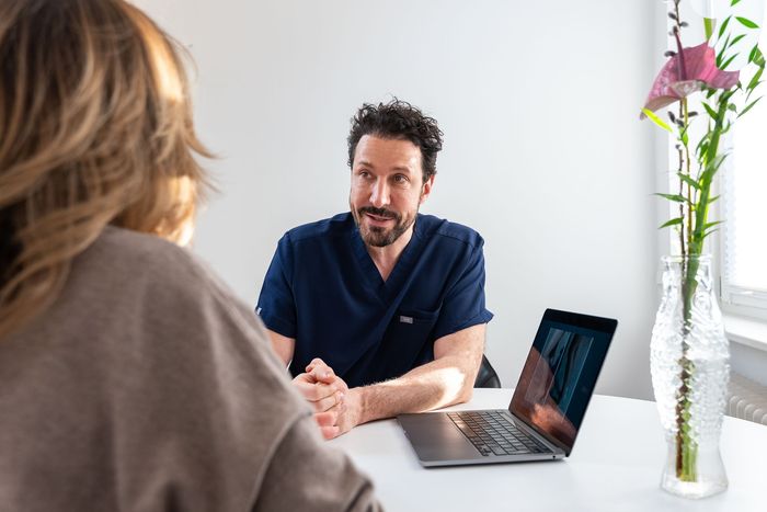 ein schminktisch mit einem stuhl und einem spiegel