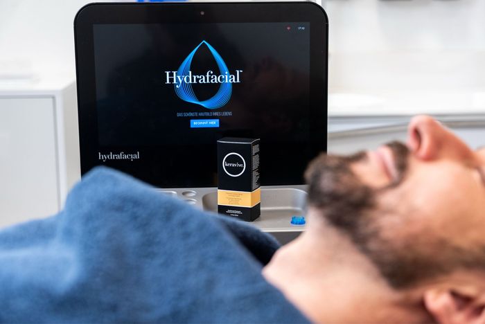 Eine Frau bekommt eine Gesichtsbehandlung mit einer Bürste