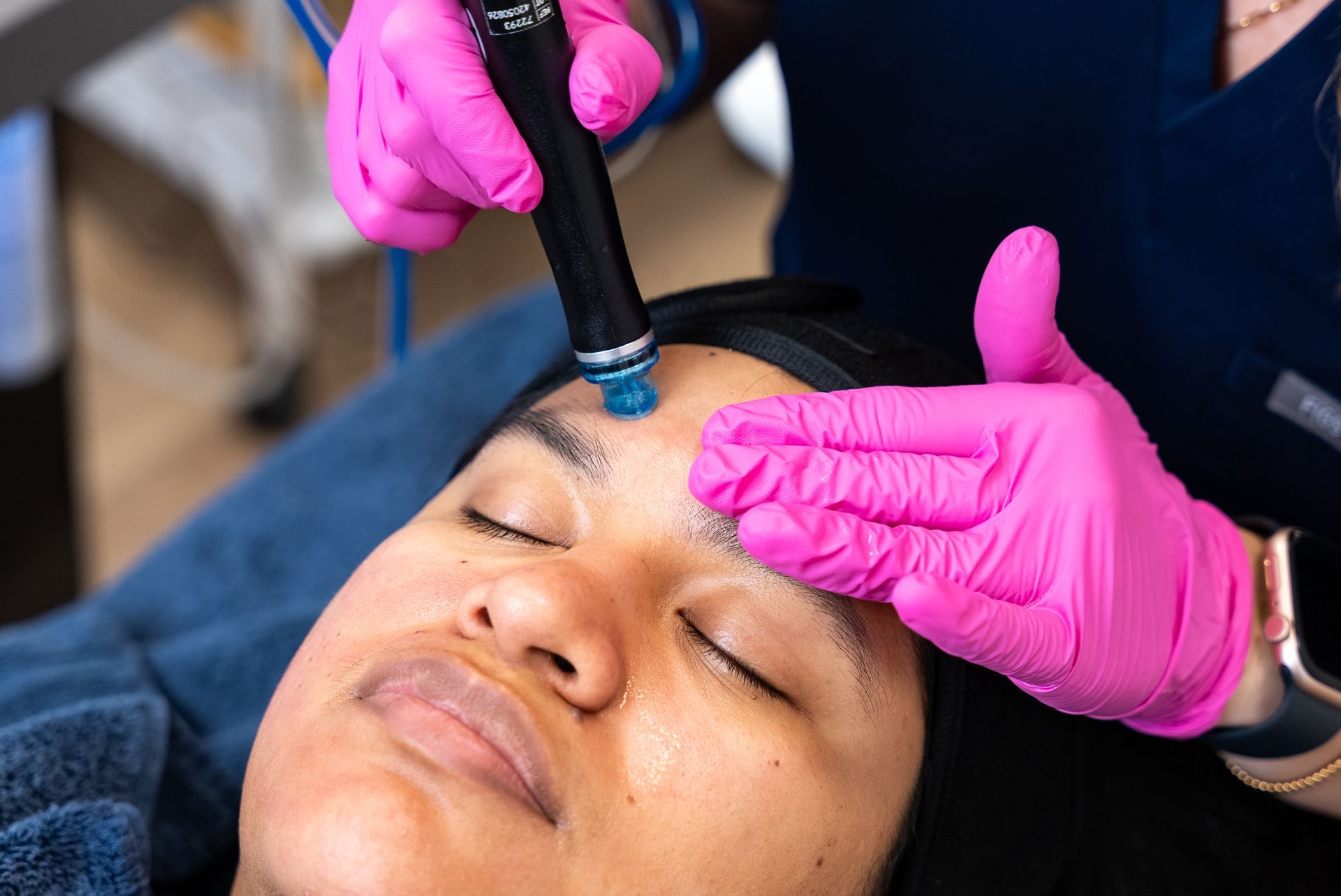 Eine Frau bekommt in einem Schönheitssalon eine Gesichtsbehandlung.