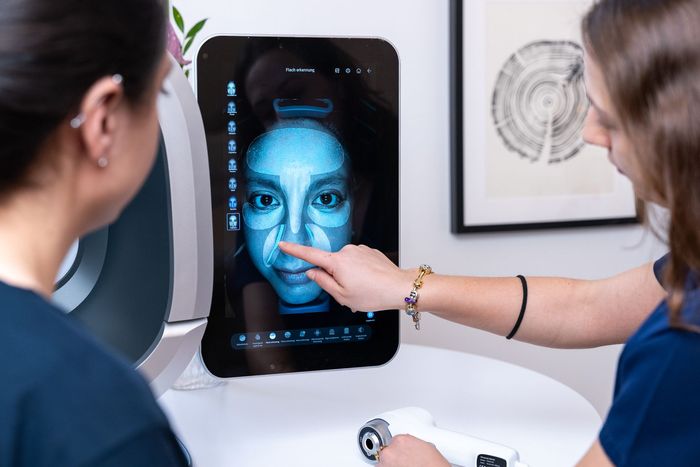 Eine Frau entfernt mit ihren Händen eine Creme aus ihrem Gesicht