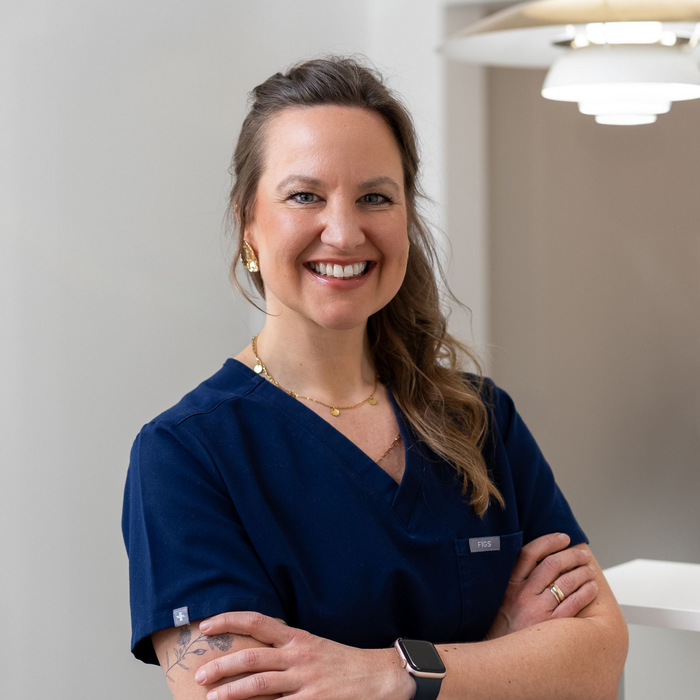 Zwei Frauen posieren für ein Foto vor der Skyline einer Stadt.