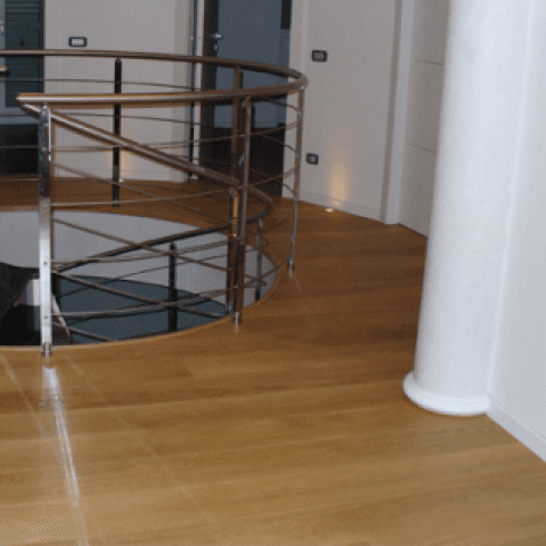 pavimento in legno chiaro