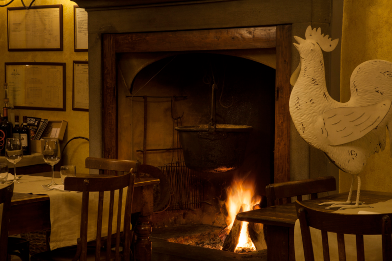 Interni della Trattoria del Gallo