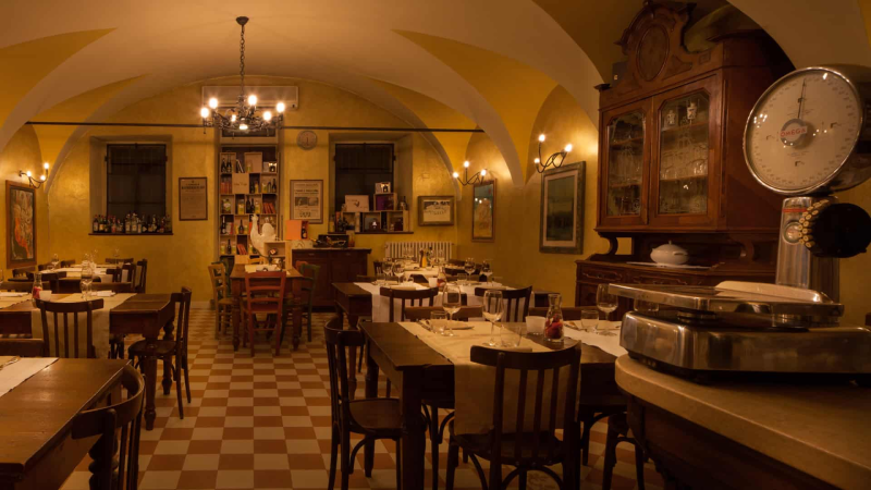 Interni della Trattoria del gallo