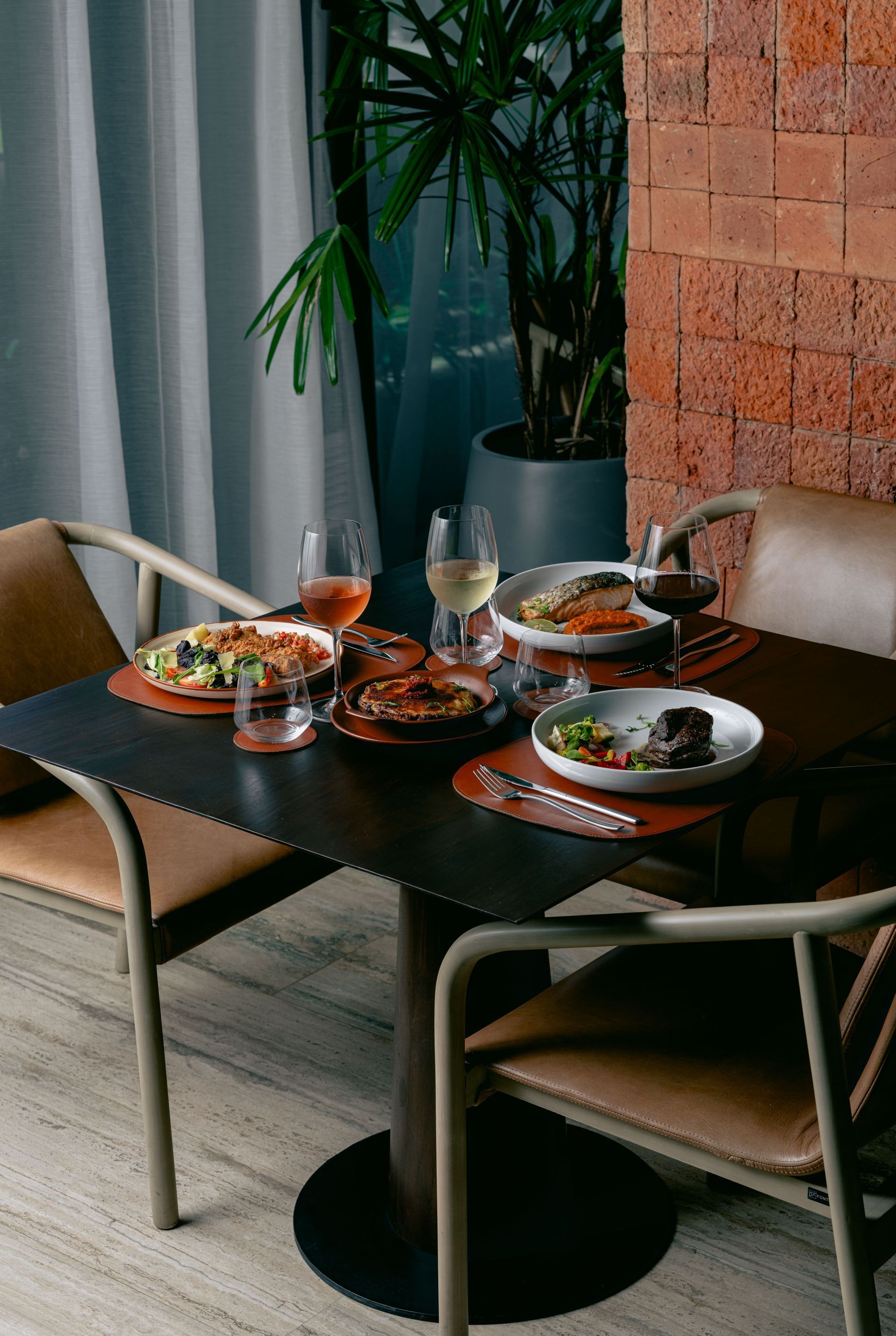 Gimnasio con cintas de correr, máquinas elípticas y equipos de pesas, junto a grandes ventanales con vista a un cuerpo de agua.