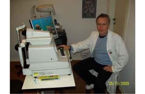 Oculista con strumenti