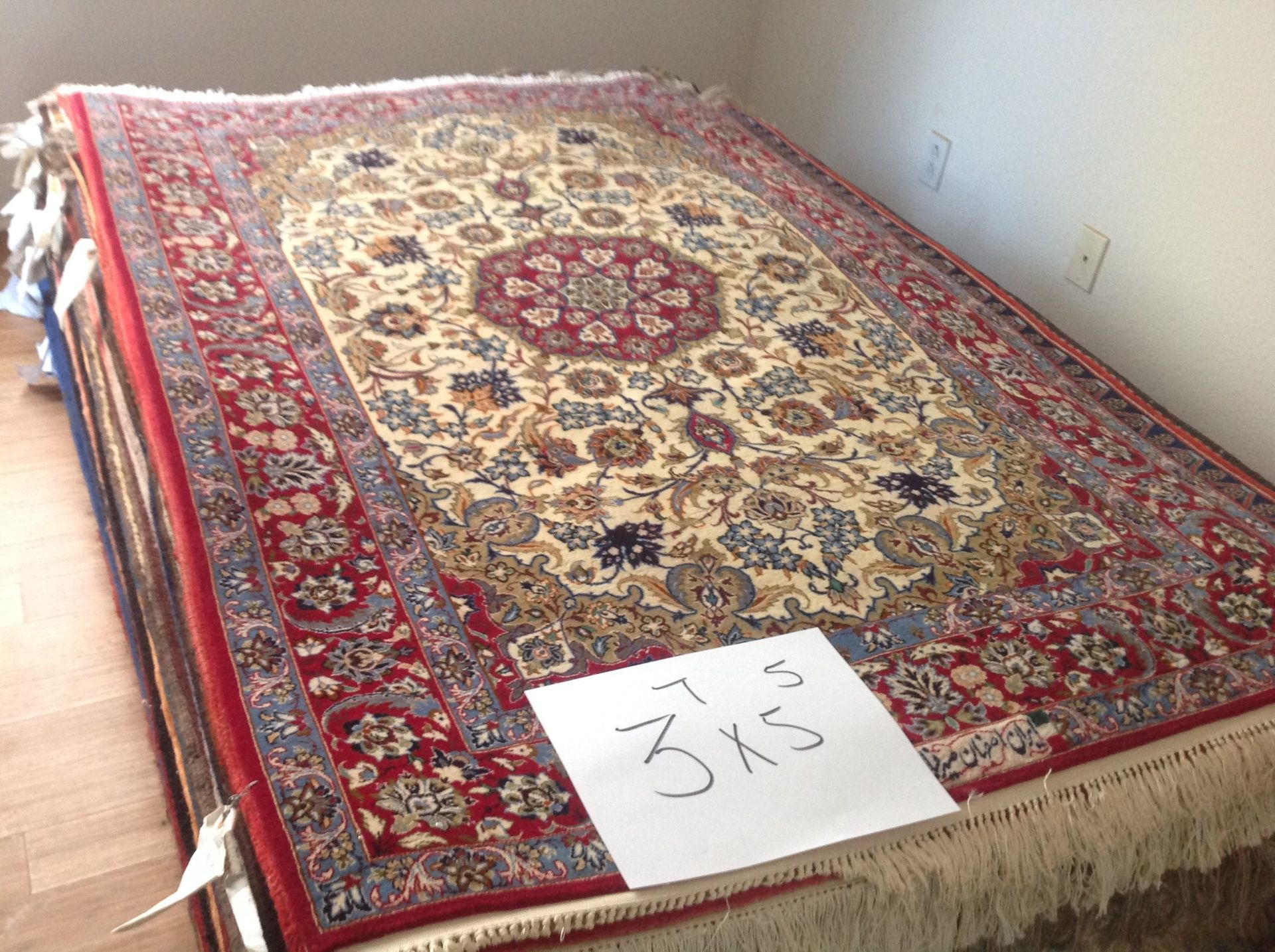 A rug with the number 3ks on it