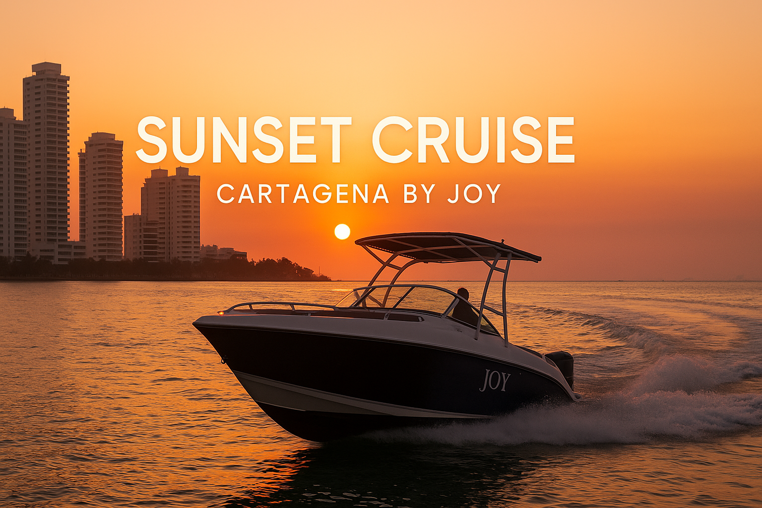 Crucero al atardecer en Cartagena: barco navegando en el agua, cielo anaranjado, horizonte de la ciudad.