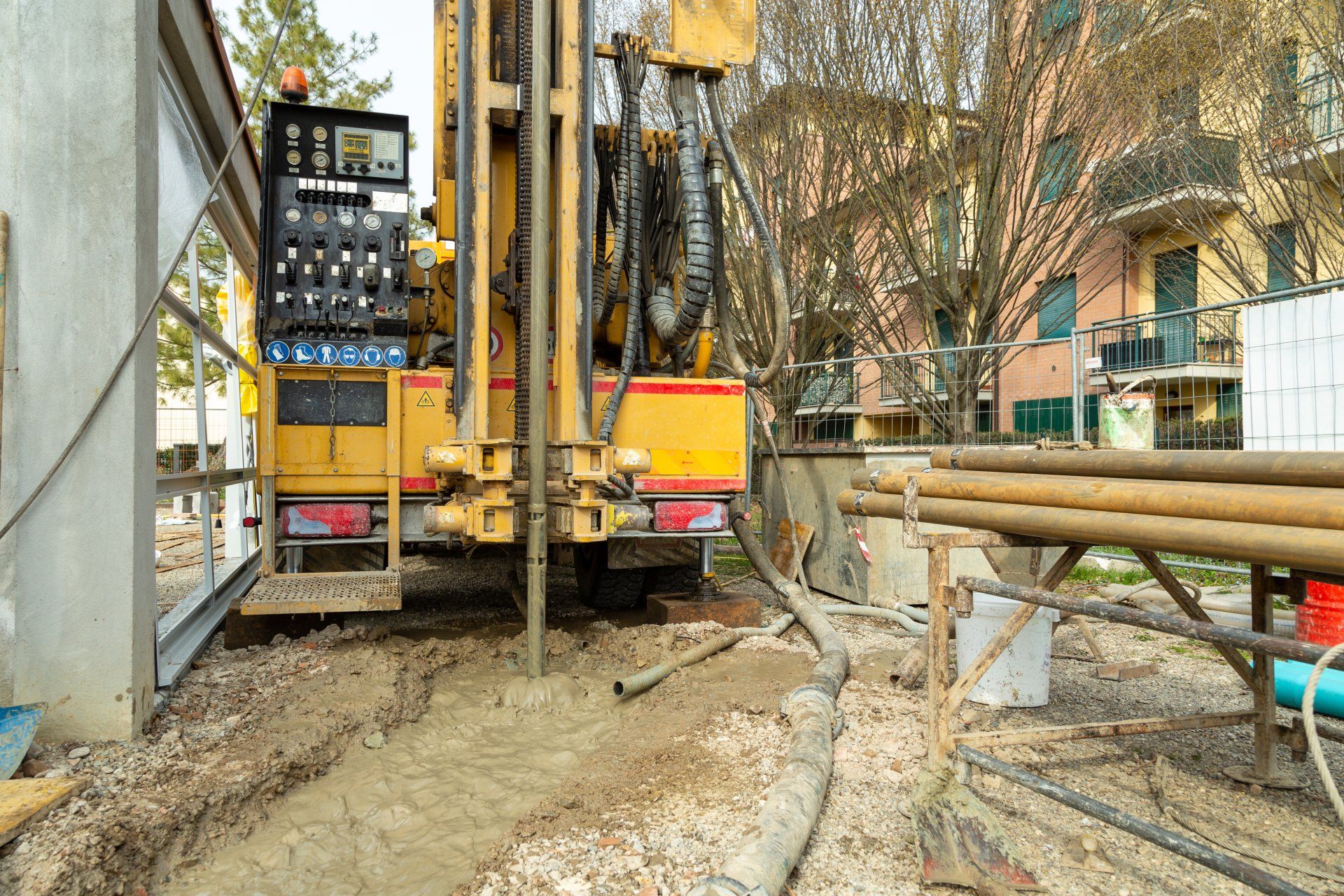 Perforazione di terreno per la costruzione di un pozzo d'acqua