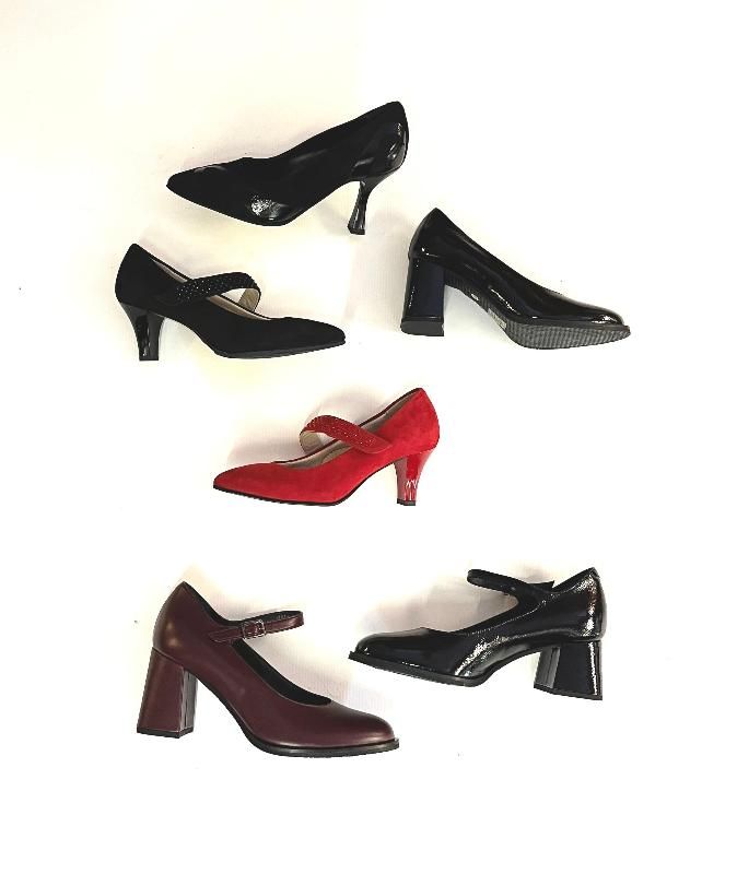 Sei paia di scarpe eleganti da donna nei colori nero, rosso e bordeaux, disposte su uno sfondo bianco.