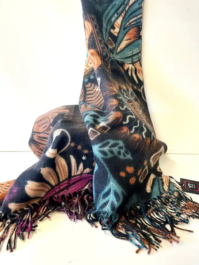 Sciarpa scura con stampa botanica e frange, dettagli color verde acqua e marrone.