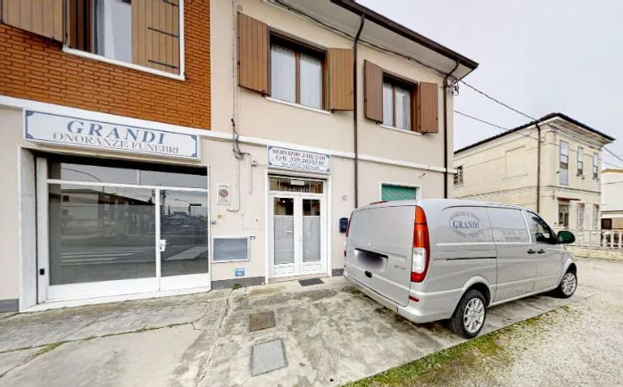 ingresso e vetrina di un'agenzia funebre