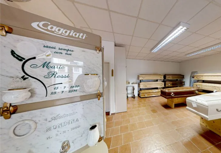 assortimento di lapidi e cofani funebri