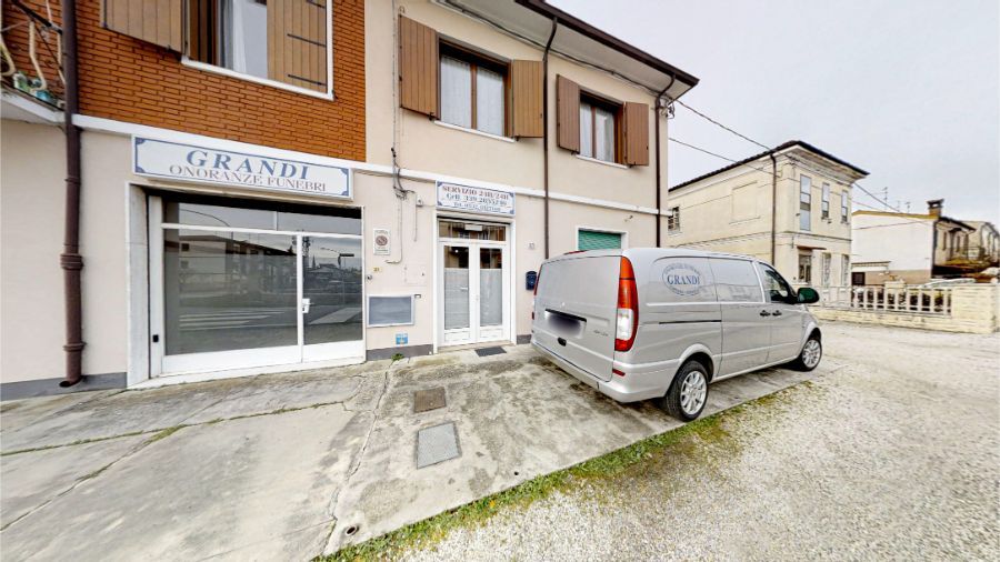 ingresso di impresa funebre con insegna