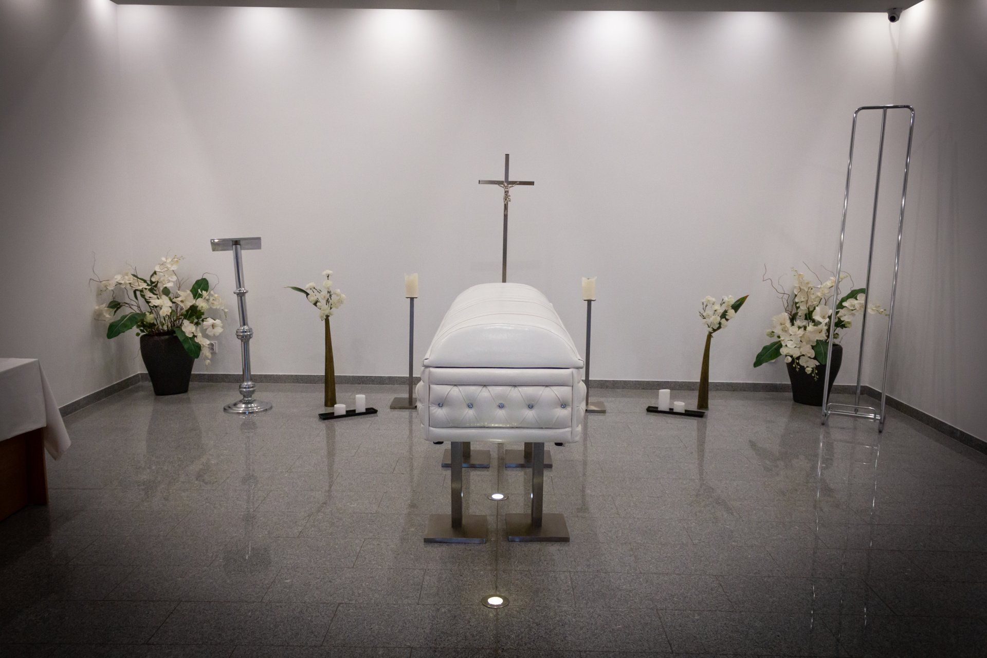 cofano funebre con rivestimento bianco