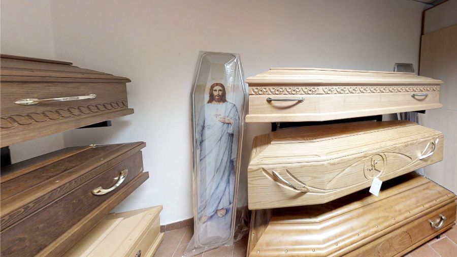 cofani funebri con intarsi e immagini sacre