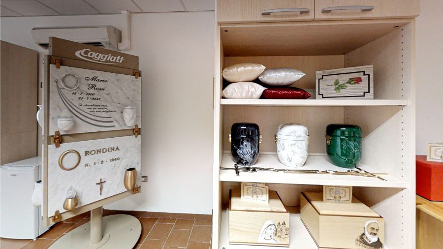 assortimento di lapidi e urne cinerarie