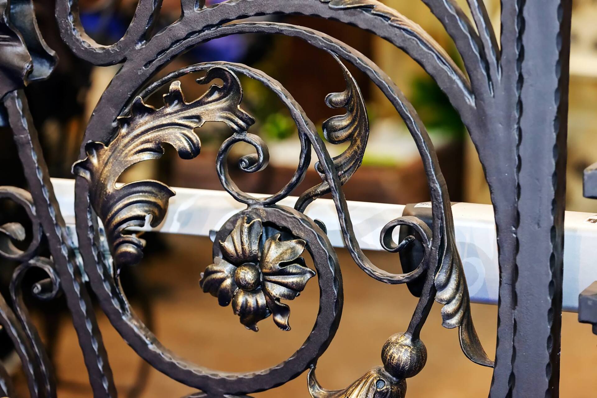 Dettaglio della decorazione di una ringhiera in ferro battuto