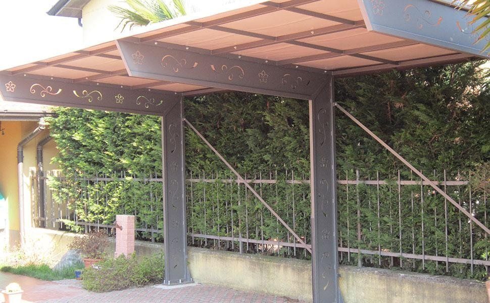 Tettoia con travi decorate in ferro battuto