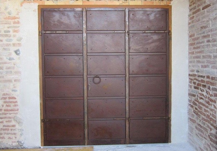 Portone in legno e ferro battuto