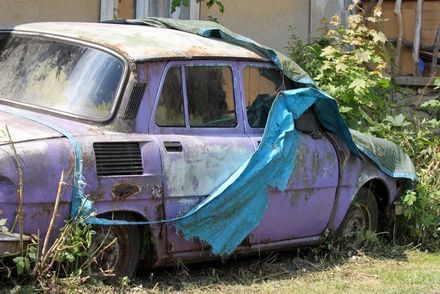 The detail of an old car in desolate state