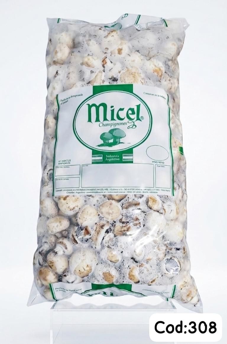 Bolsa de champiñones congelados Micel, envase blanco con etiqueta verde y trozos de champiñones visibles.