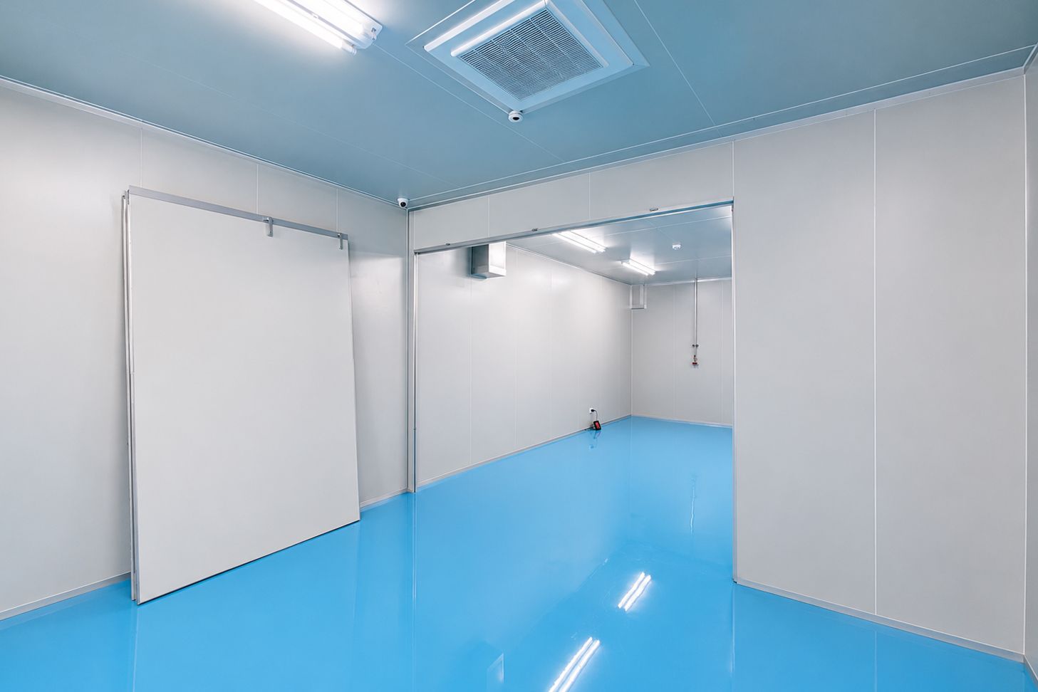 庫板隔間工程施工現場，進行工廠空間建置作業