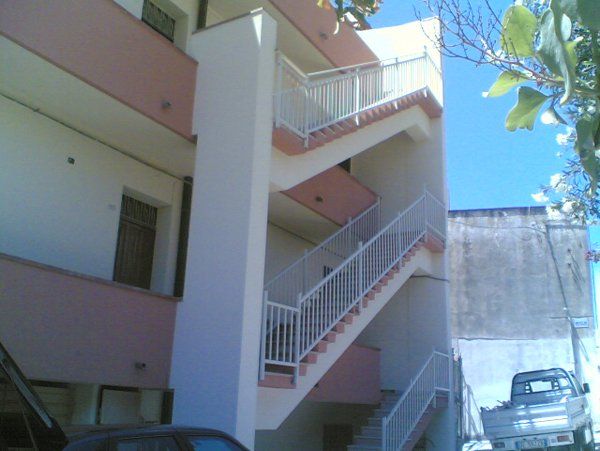 Scale bianche esterne di un condominio
