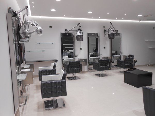 salone per parrucchiere con interni in bianco e nero