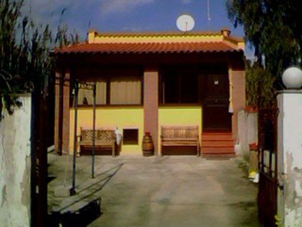 Esterno di una villetta con facciata di colore giallo