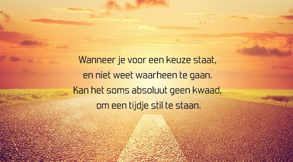 Een foto van een weg met een citaat erop. Zoveel positiviteit dat je er even stil van wordt
