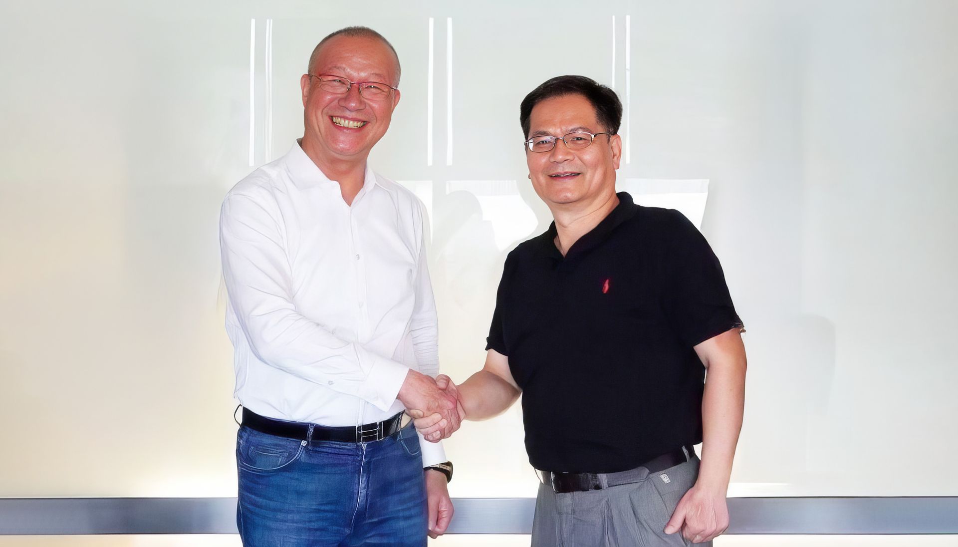 愛富明科技總經理黃運火（右）與台灣引興董事長王慶華一同合影。
