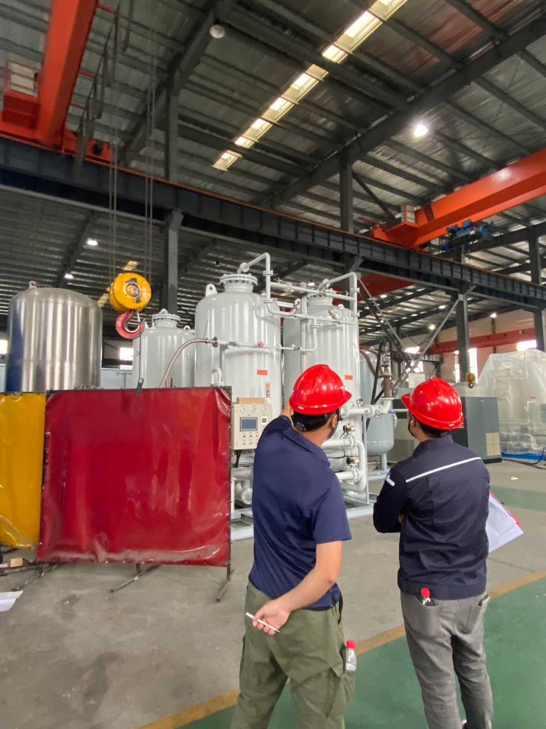 技術團隊與客戶代表一同檢視現場設備配置,針對氣體輸送與系統安全性逐一確認。