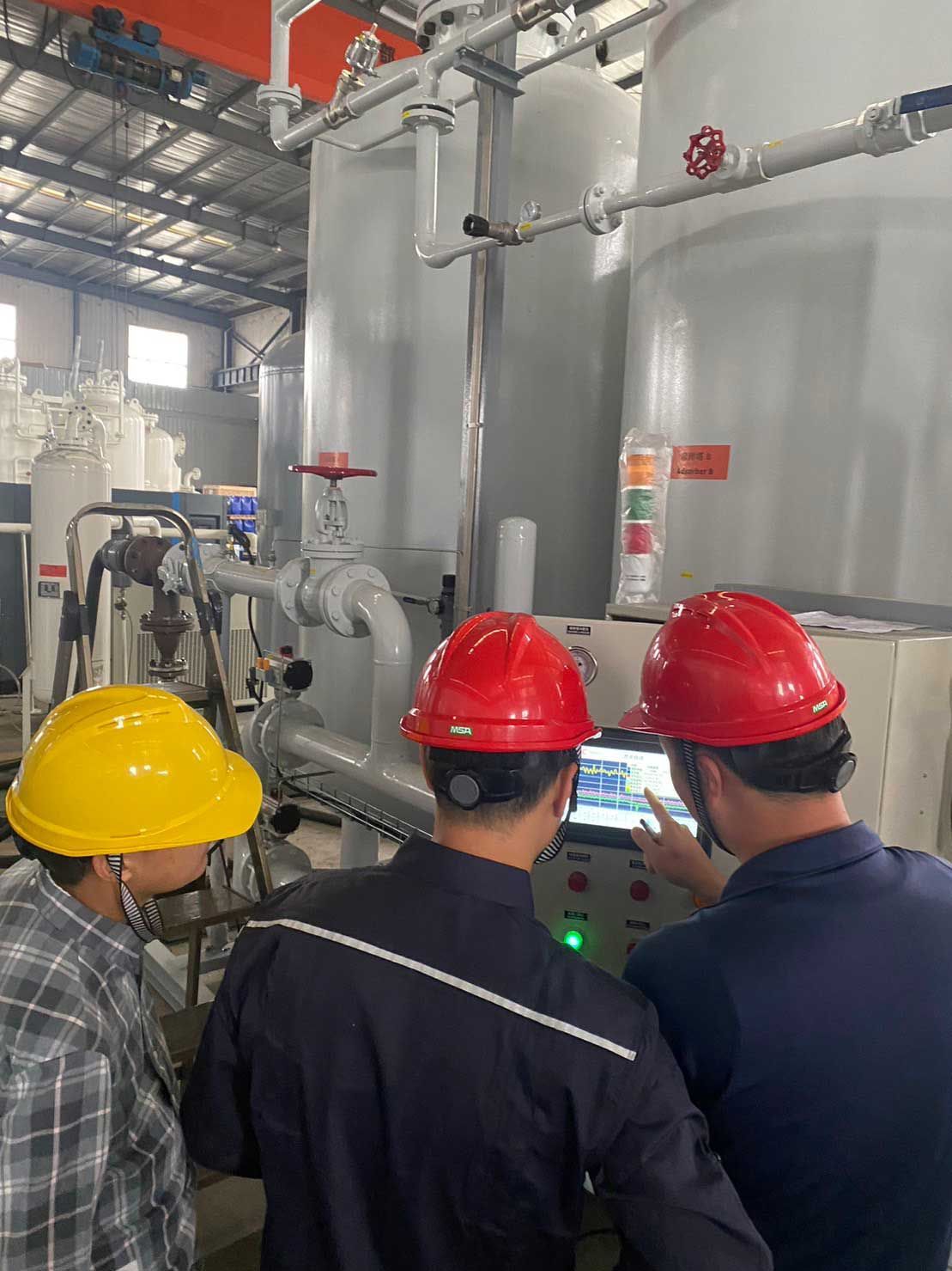 工程人員操作控制面板,監測設備運行數據,確保氧氣製備系統在模擬水處理流程中達到設計參數。