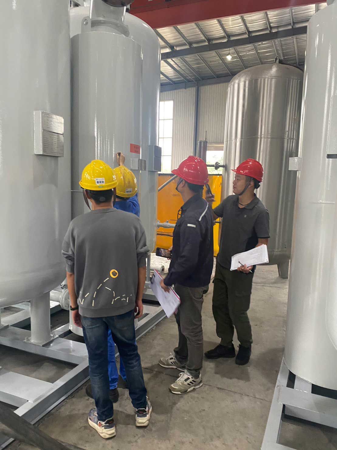 愛富明與客戶技術人員共同進行細部檢查,逐項核對壓力容器與管路配置,確保符合水處理產業嚴格標準。