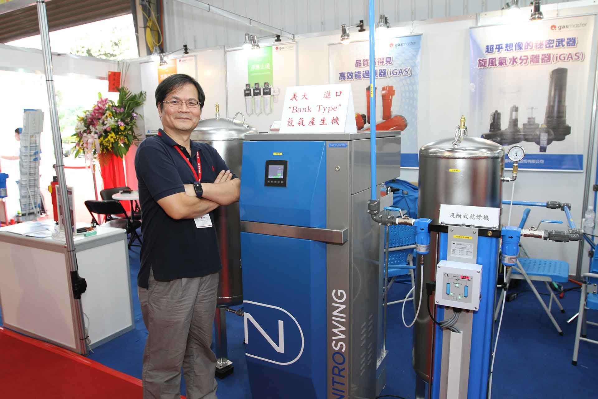 A man is standing in front of a machine that says nitroswing.
