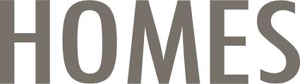 Scritta grigia “HOMES” su sfondo bianco