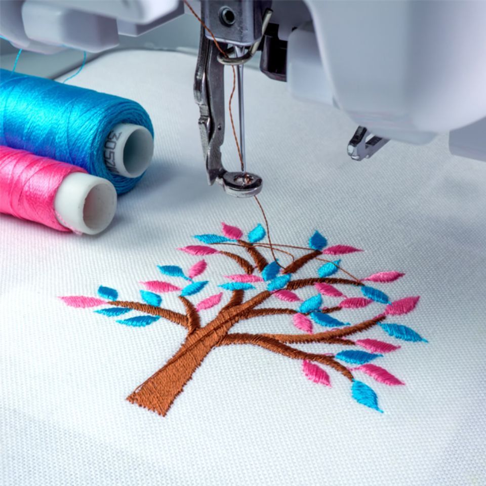 albero ricamato su indumento