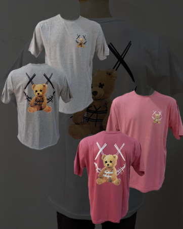 Cuatro camisetas con un gráfico de osito de peluche en la parte delantera y una X grande en la parte trasera, en colores gris, rosa y beige.