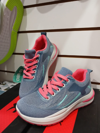Zapatillas deportivas azules y rosas en exposición.