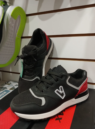 Zapatillas deportivas azules y rosas en exposición.