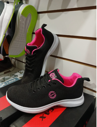 Zapatillas deportivas color malva con forro rosa y suela blanca, en exposición.