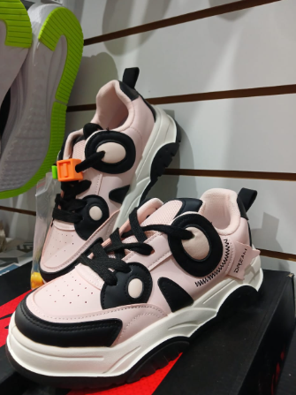 Zapatillas blancas de plataforma con cordones gruesos y detalles plateados.