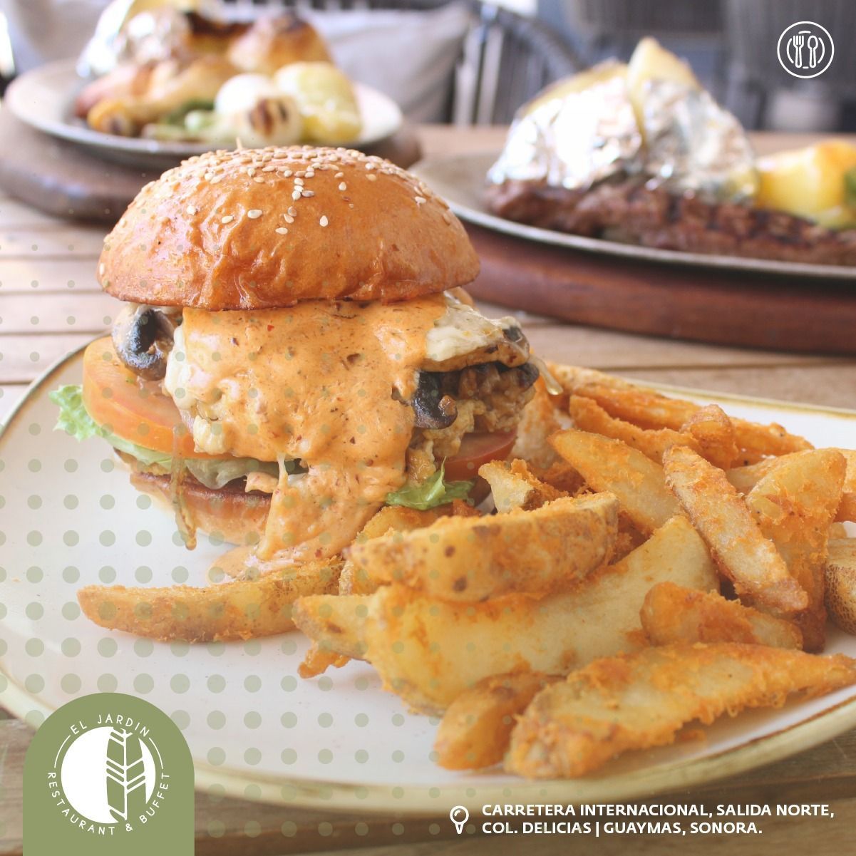Hamburguesa con patatas fritas en un plato. Otros platos al fondo. Ambiente al aire libre.