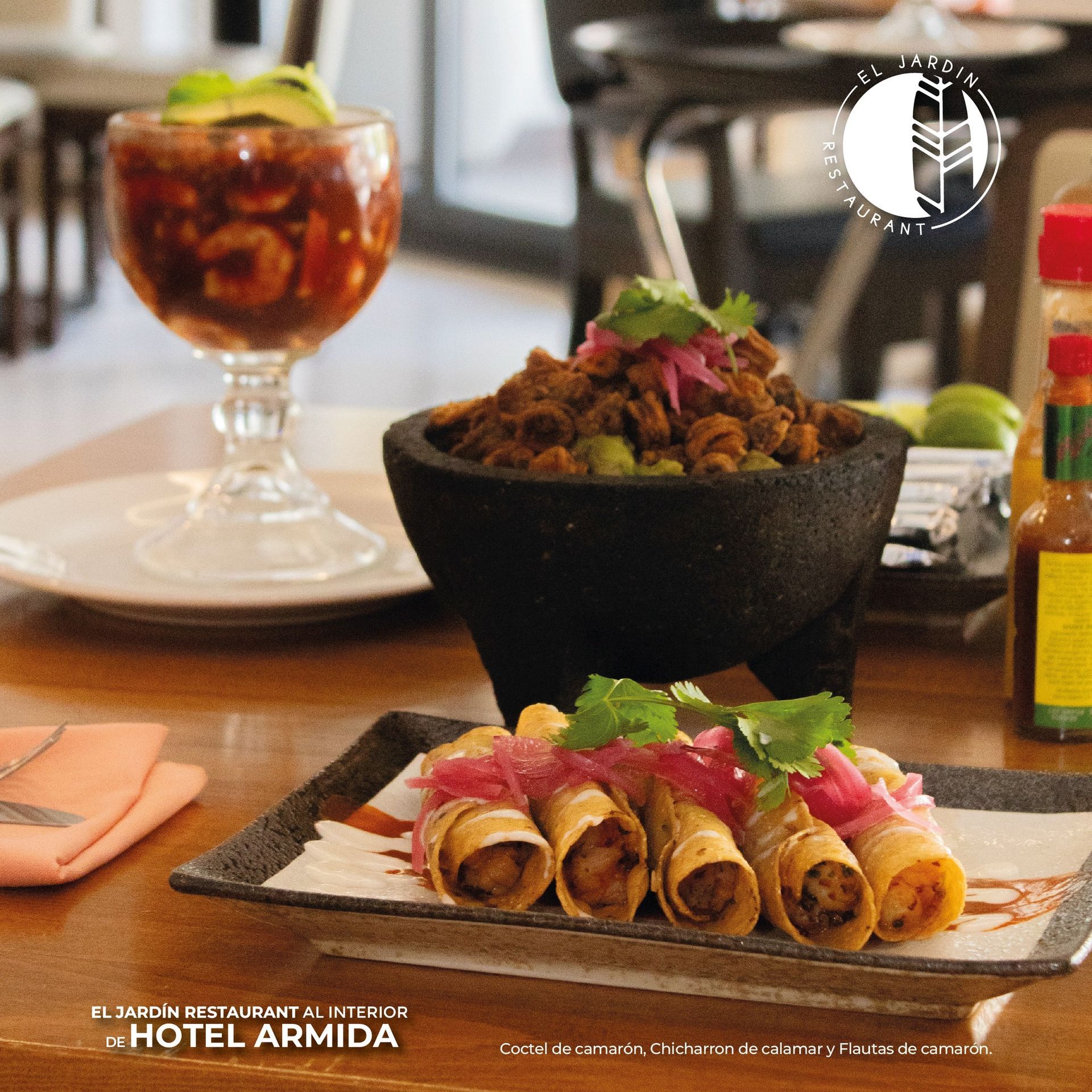 Platos de comida mexicana: tacos, guacamole, cóctel de camarones y molcajete.